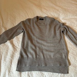 Light gray sweater perfect to wear with leggings or jeans